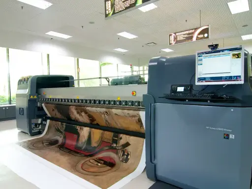 Duży, nowoczesny ploter drukujący HP Scitex LX800 z wydrukiem na płachcie.