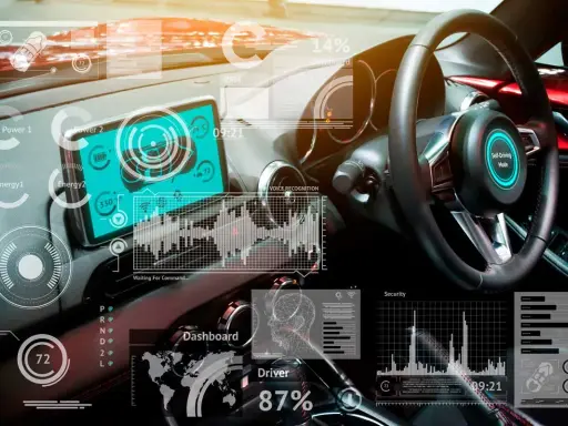 Interior de coche futurista con pantalla táctil mostrando datos de energía y mapa. El volante tiene un modo de conducción autónoma activado, indicando la tecnología **can bus** en acción.