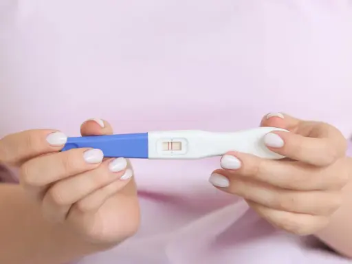 Dwie kreski na teście ciążowym. Kiedy zrobić test ciążowy – rano czy wieczorem? Najlepszy czas to poranek.