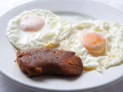 Dos huevos fritos y un trozo de morcilla, un clásico de la comida típica de Salamanca.