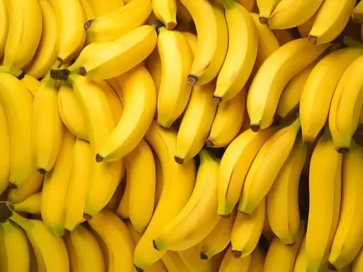 Mnóstwo dojrzałych bananów, które mają umiarkowany indeks glikemiczny.