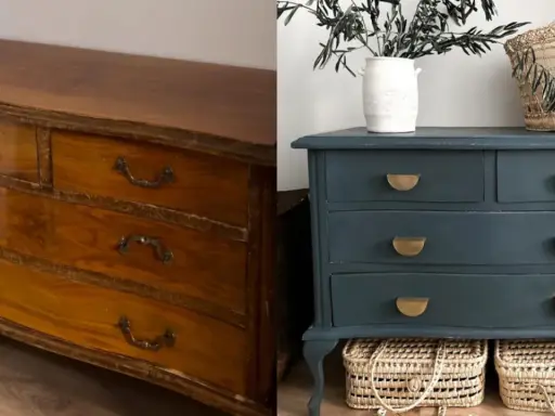 Un mueble antiguo de madera, antes y después de restaurar. Ahora es un tocador azul oscuro con tiradores dorados, listo para una nueva vida.