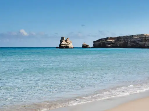 Acque cristalline e scogliere suggestive vicino alla Torre dell'Orso.