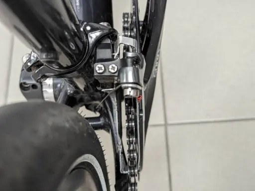 Problem z rowerem: przednia przerzutka nie wchodzi na 3. Widok na mechanizm korbowy, łańcuch i przednią przerzutkę.