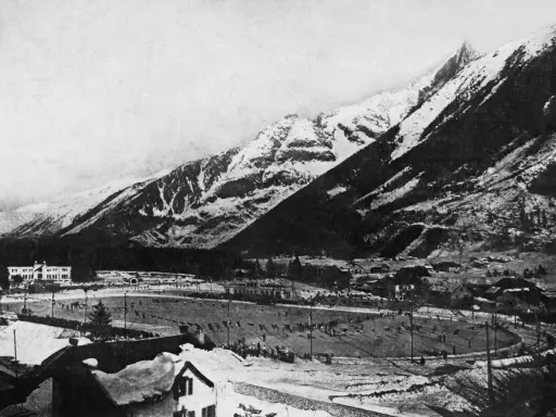 Zimowe igrzyska olimpijskie 1924 w Chamonix. Widok na ośnieżone góry i miasteczko z obiektami sportowymi.