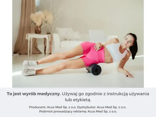 Kobieta wykonuje rolowanie po bieganiu na wałku do masażu.
