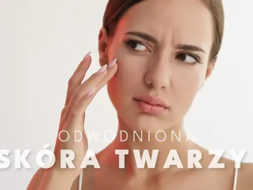 Kobieta zmartwiona stanem swojej odwodnionej skóry twarzy, dotyka policzka.