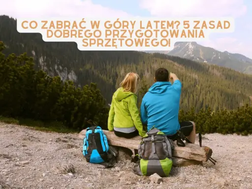 Para wybrać co zabrać w góry latem, lista sprzętu jest kluczowa. Para turystów z plecakami podziwia widok.