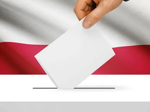 Dłoń wrzuca kartę do urny wyborczej na tle flagi Polski. To symbol ważnych wyborów do parlamentu.