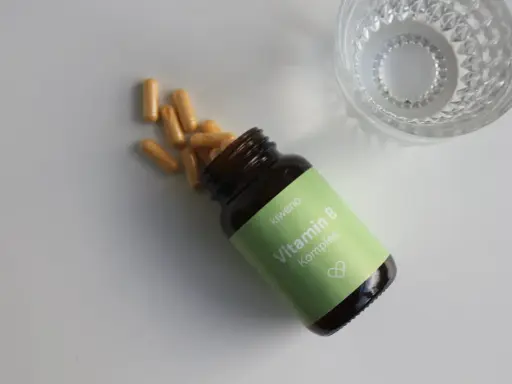 Brauchen Sie einen Energieschub? Hier ist ein Vitamin B-Komplex, wann einnehmen? Mit einem Glas Wasser bereit.