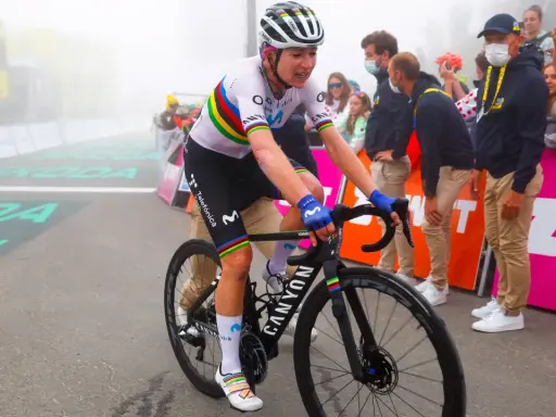 Annemiek van Vleuten, im Regenbogentrikot, kämpft sich durch den Nebel.