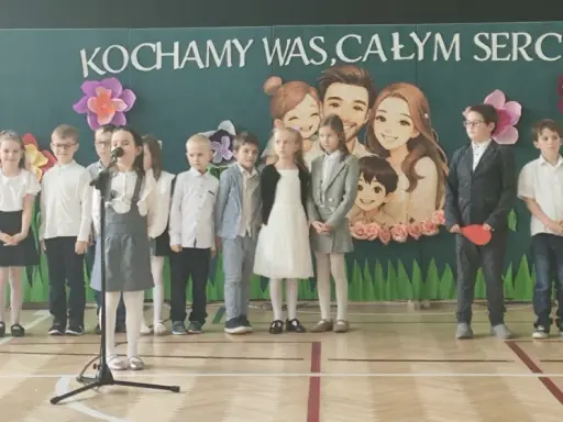 Dzieci śpiewają piosenkę na komunię dla rodziców. Tekst piosenki jest pełen miłości.