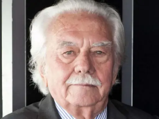Ritratto di Alberto Rosa, saggista con folti capelli bianchi e baffi.