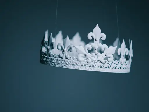 Biała korona z liliami, zawieszona na nitce. Czy to symbol władzy, czy może elżbieta rakuszanka ciekawostki o królewskich ozdobach?
