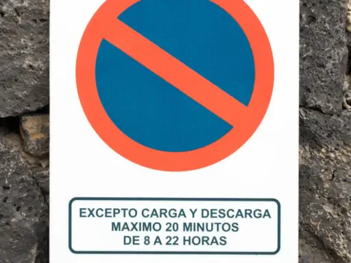 Señal de prohibido estacionar, excepto carga y descarga 20 min (8-22h). Evita la multa por carga y descarga.