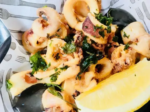 Krispig friterad bläckfisk med citron och persilja. Enkel men god rätt som får bra spanjorskan recensioner.