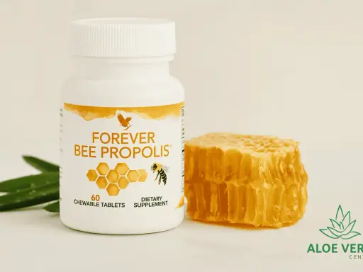 Biała butelka z napisem "FOREVER BEE PROPOLIS", obok plastra miodu i liści aloesu. Naturalne wsparcie na zawsze.