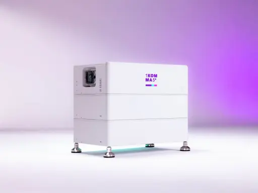 En vit, stapelbar energilagringsenhet med texten "1KOM MA5°" och färgade staplar. Denna solaredge batteri är redo att revolutionera din energihantering.