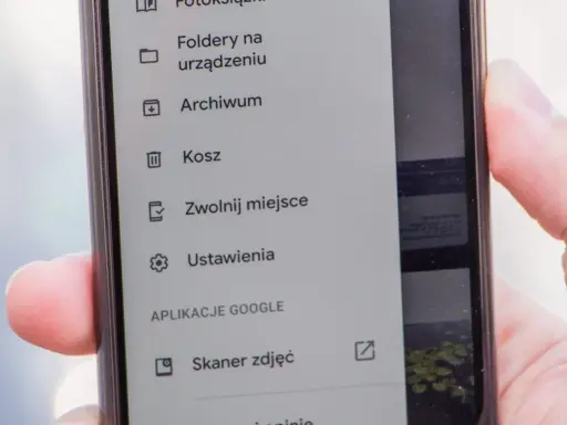 Menu telefonu pokazuje opcje: Foldery, Archiwum, Kosz, Zwolnij miejsce, Ustawienia. Gdzie jest kosz w telefonie? Tutaj!