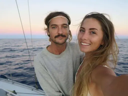 Ein Paar genießt den Sonnenuntergang beim Segeln auf der La Vagabonde.
