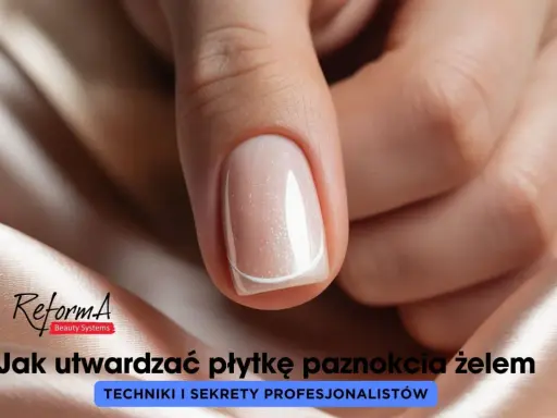 Perfekcyjny manicure z użyciem bazy pod żel. Dłoń z zadbanym paznokciem, ozdobionym subtelnym french manicure.