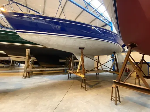 Bateaux bleus et rouges sur des supports, prêts pour l'application d'époxy. Apprenez comment utiliser l'époxy pour une finition durable.