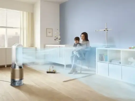 Madre e hijo disfrutan de aire fresco y limpio en su habitación, gracias a un purificador que ayuda a mejorar la calidad del aire en casa.