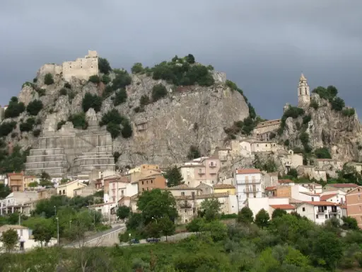 Panoramica di Bagnoli del Trigno, con case aggrappate alla roccia e un castello in cima.