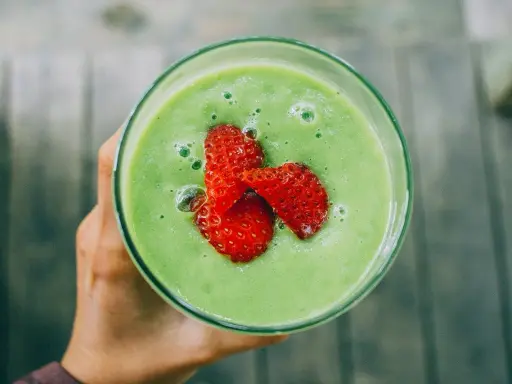 Zielone smoothie z truskawkami, idealne na zdrowe śniadanie. Inspiracja dla przepisów na zielone smoothie.