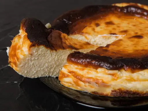 Sernik z opadniętym środkiem, z przypaloną skórką, wygląda apetycznie. Czy to przez temperaturę pieczenia, dlaczego sernik opada?