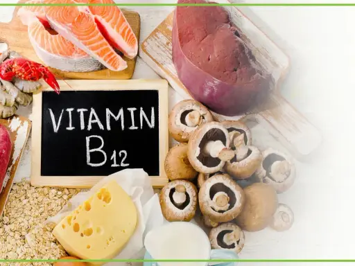 Wapń, witamina B12 na co pomaga? Zdjęcie przedstawia produkty bogate w witaminę B12: łososia, wątróbkę, wołowinę, krewetki, ser, jajka, płatki owsiane i grzyby.