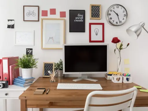 Bureau organisé pour une **optimisation** du travail : écran, clavier, plante verte, et décorations murales inspirantes.