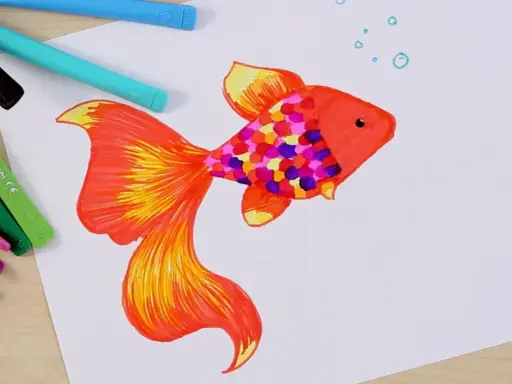 Bunter Fisch mit bunten Schuppen, inspiriert von der Frage: was soll ich malen kinder. Buntstifte liegen daneben.