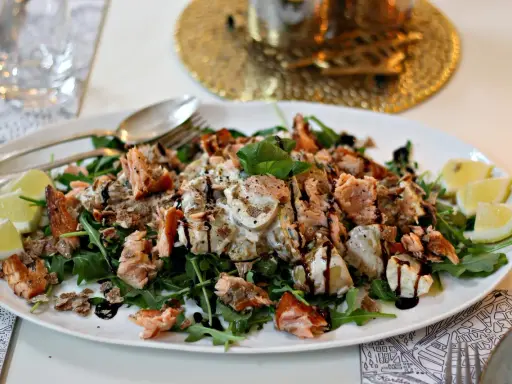 En lyxig sallad till buffé med lax, potatis, ruccola och citronklyftor. En festlig rätt som passar perfekt för alla tillfällen.