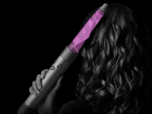 Ein Lockenstab nutzt den Coanda-Effekt, um Haare sanft zu stylen.