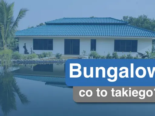 Bungalow co to takiego? Biały dom z niebieskim dachem, otoczony zielenią i stawem, z odbiciem w wodzie.