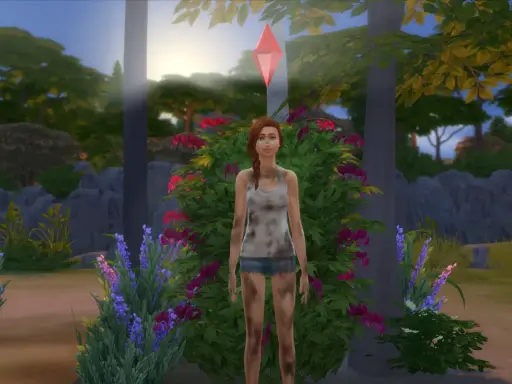 Symulacja życia w The Sims 4 z mod na cenzurę. Simka w brudnych ubraniach stoi przed krzakiem z kwiatami.