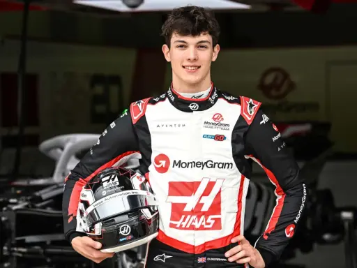 Oliver Bearman, junger Rennfahrer im Haas F1 Team, hält seinen Helm in der Hand.