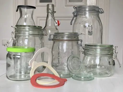 Verschiedene Glasbehälter und Dichtungsringe, ideal zum selber machen von Gewichte zum fermentieren.
