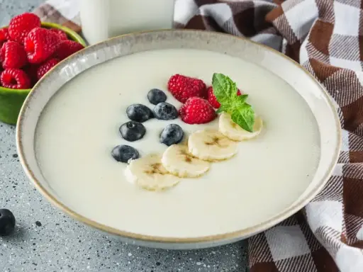 Pyszna kasza manna na mleku z malinami, borówkami i bananem. Idealne śniadanie dla każdego.