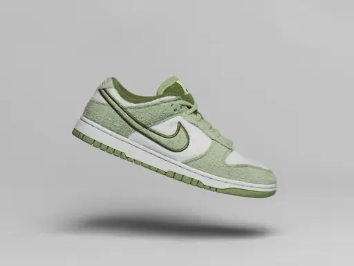 Miętowe Nike Dunk Low z fakturowaną cholewką, białe panele i zielone logo. Sprawdź unikalny nike numer seryjny.