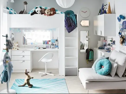 Mały pokój dziecięcy inspiracje: łóżko piętrowe, biurko, sofa, pluszaki i dinozaur tworzą przytulną przestrzeń do zabawy i nauki.