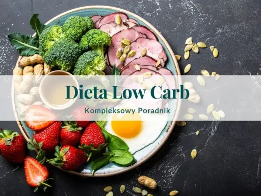 Talerz z jedzeniem low-carb: brokuły, wędlina, jajko sadzone, truskawki, orzeszki.