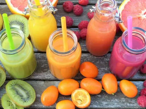 Soki z kiwi, pomarańczy, malin i grejpfruta. Jakie owoce może jeść dializowany? Te są bezpieczne i pyszne!