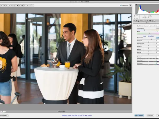 Un hombre y una mujer conversan junto a una mesa cubierta con un mantel blanco. El archivo es un formato raw, listo para editar.