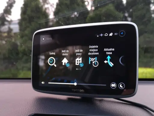 TomTom - najlepsza nawigacja samochodowa na telefon. Menu z opcjami: Szukaj, Jedź do domu, Jedź do pracy, Ostatnie miejsca docelowe, Aktualna trasa.