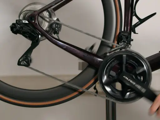 Nahaufnahme einer Fahrradkurbel und des Schaltwerks, während jemand die Kurbel dreht, um die di2 einzustellen.