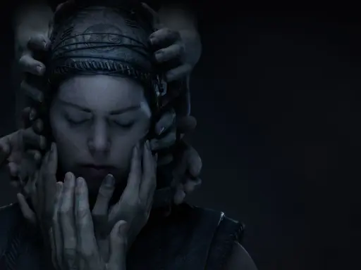 Senua w Hellblade 2 otoczona przez dłonie, jej twarz wyraża cierpienie.