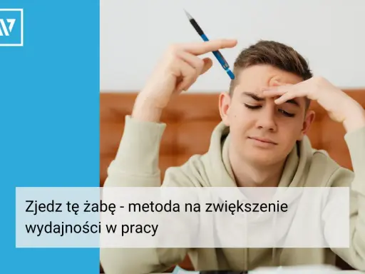 Chłopak z długopisem nad czołem, zamyślony. "Zjedz tę żabę" - metoda na zwiększenie wydajności w pracy.