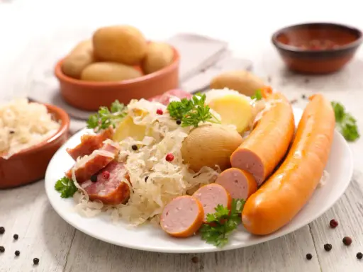 Assiette de choucroute garnie, pommes de terre et saucisses, un classique de la gastronomie alsace.